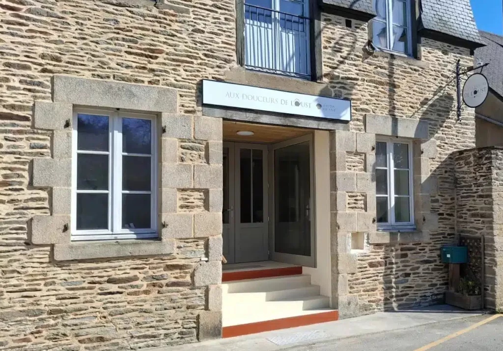 Façade du salon de thé avec enseignes