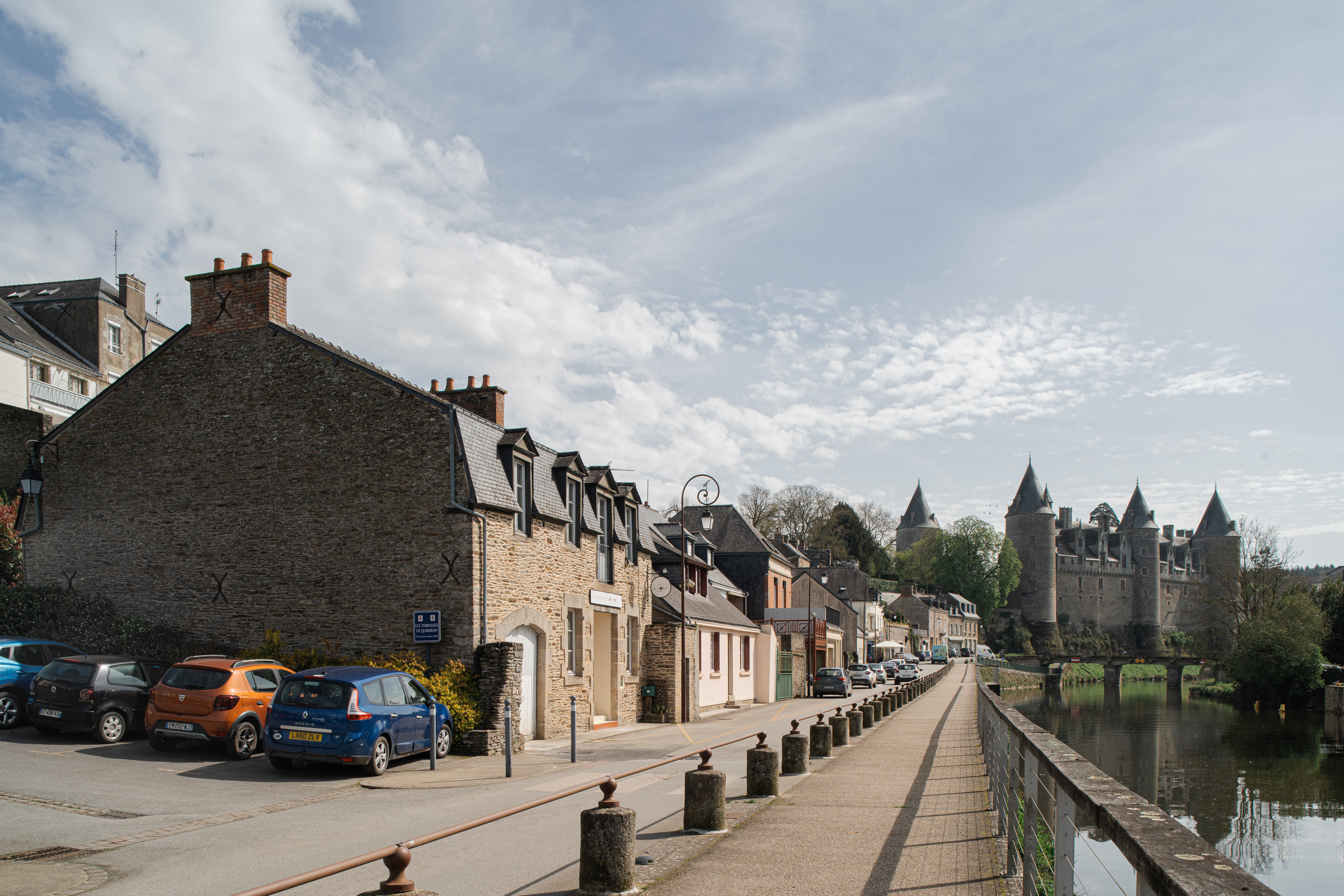 Bâtiment avec canal, château et parking