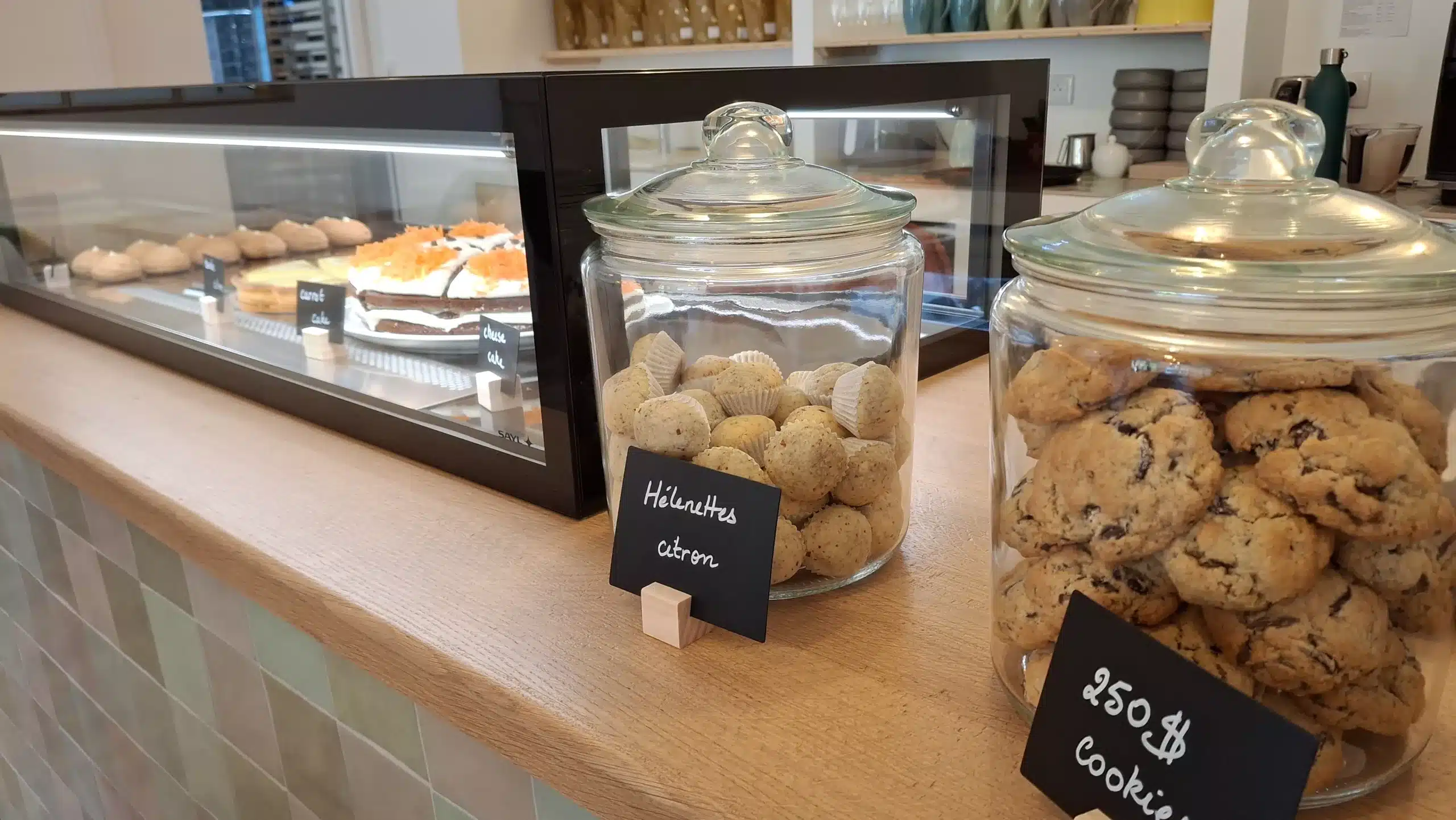 Vue des pâtisseries sèches + vitrine