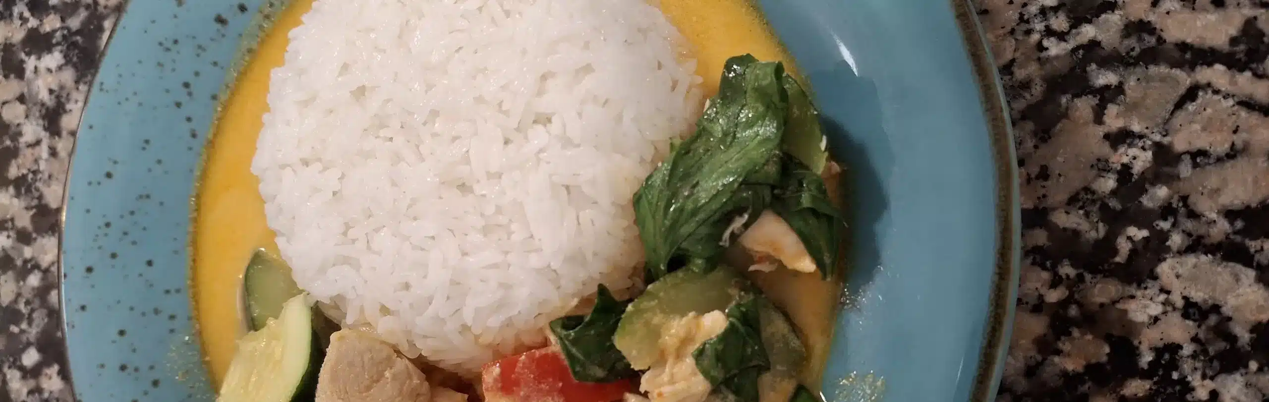 Assiette de curry jaune au poulet